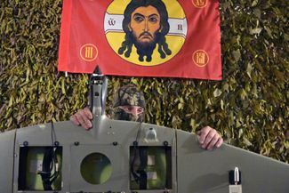 Военнослужащий 25-й общевойсковой армии ВС РФ на лиманском направлении с дроном Supercam S350. 2 февраля 2025 года