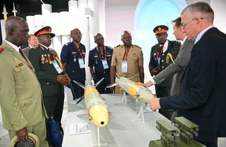Военнослужащие из Гвинеи-Бисау и ЦАР рассматривают противотанковые управляемые ракеты