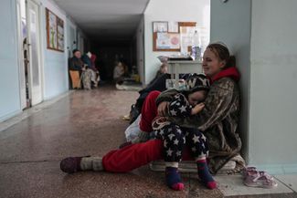 Жительница Мариуполя Анастасия Ерашова с дочерью в коридоре мариупольской больницы. 11 марта 2022 года