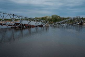 Железнодорожный мост через реку Северский Донец. Мост был разрушен в результате удара украинских сил. В это время на мосту находился грузовой состав (по утверждению ВСУ — российский)