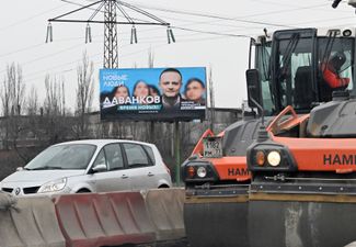 В том, что победителем выборов будет объявлен Владимир Путин, сомнений нет. Но, как <a href="https://meduza.io/feature/2024/03/04/rossiyane-sovsem-ne-interesuyutsya-vyborami-kak-zhe-obespechit-yavku-70-80" rel="noopener noreferrer" target="_blank">сообщала</a> «Медуза», по замыслу Кремля на мартовских выборах нужно показать крайне высокую явку — 70–80%. Ее пытаются обеспечить разными способами, в первую очередь за счет мобилизации зависимого от власти электората