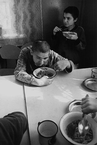 Обед в детском ПНИ в Ульяновской области. 1993 год