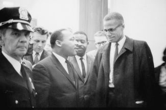 Единственная встреча двух борцов за права темнокожего населения США: Мартин Лютер Кинг и Малкольм Икс после пресс-конференции Кинга в Капитолии. 26 марта 1964 года