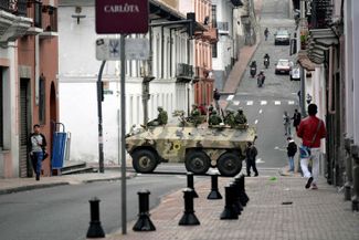 Силы безопасности Эквадора патрулируют территорию возле президентского дворца в центре Кито. 9 января 2024 года