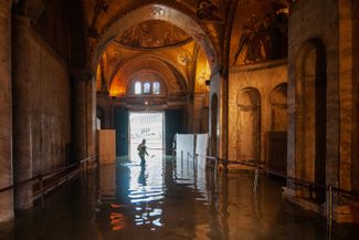 Затопленная базилика Святого Марка во время прилива 13 ноября 2019 года в Венеции