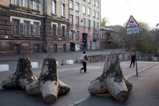 Баррикады на улицах Одессы. Город готовится к возможному вторжению российской армии