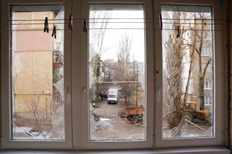 Разбитое окно в одном из жилых домов в Ясиноватой
