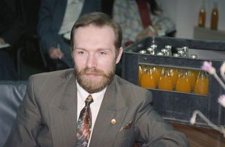 Председатель Партии любителей пива Дмитрий Шестаков. Москва, 2 марта 1995 года