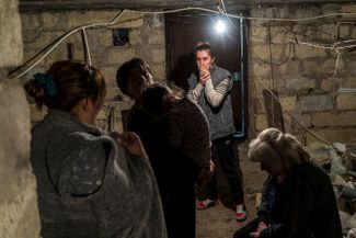 Жители Степанакерта под звуки сирен укрываются в подвале во время воздушного налета. Нагорный Карабах, 29 сентября 2020 года