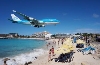 Boeing 747 авиакомпании KLM приземляется в аэропорту острова Сен-Мартен в Карибском море. Взлетно-посадочная полоса в этом аэропорту была короткой, поэтому Boeing 747 не мог взлетать оттуда полностью заправленным. Из-за этого самолеты KLM этой модели взлетали с минимумом топлива, после чего дозаправлялись на соседнем острове Кюрасао перед перелетом в Амстердам