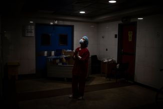 Медсестра молится в отделении интенсивной терапии бейрутского университетского госпиталя имени бывшего премьер-министра Ливана Рафика Харири, погибшего в результате покушения. В стране остро не хватает лекарств и товаров медицинского назначения, что особенно критично на фоне пандемии коронавируса. 15 января 2021 года