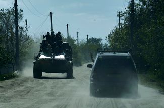 Мирный житель приветствует украинских военных на дороге в Донецкой области (где именно, не уточняется)