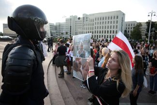 Женщина с портретами пострадавших от насилия милиции во время протестов в Беларуси. Минск, 5 сентября 2020 года