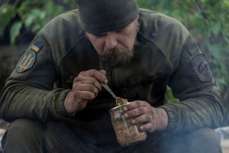 Украинский военнослужащий обедает тушенкой на артиллерийских позициях под Донецком