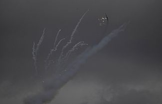 Истребитель ВСУ совершает маневры с отстрелом тепловых ловушек в небе над Бахмутом