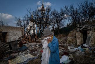Жительница Богородичного плачет у своего дома, разрушенного в ходе российского вторжения в Украину