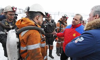 Глава МЧС Владимир Пучков встречается со спасателями у шахты «Северная», 26 февраля 2016 года