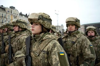 Украинские военнослужащие на Софийской площади в Киеве слушают выступление Зеленского