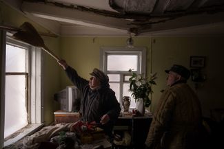 Уборка в доме, попавшем в зону бомбардировки. Поселок Барышевка к востоку от Киева