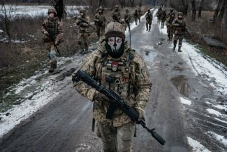 Украинские военные недалеко от передовой в Донецкой области
