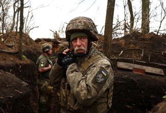 57-летний служащий 1-й танковой бригады ВСУ Константин поправляет каску на передовой в Донецкой области (где именно, не уточняется)