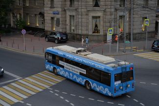 Современный троллейбус на улицах Москвы. 23 июня 2016 года