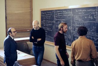Обсуждение в главном лекционном зале физической школы в Лез-Уш в 1972 году. Слева направо: Юваль Неэман, Брайс Девитт, Кип Торн, Димитриос Христодулу