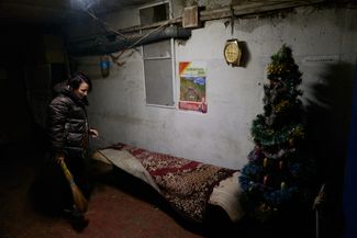 Авдеевка, 31 декабря 2023 года. Женщина живет в подвале разрушенного здания школы