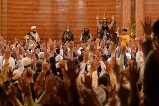 Вооруженные бойцы «Талибана» на пятничной молитве — первой после захвата столицы — в кабульской мечети. 20 августа 2021 года