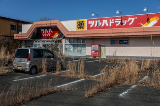 Парковка возле заброшенной аптеки в поселке Окума. 7 марта 2021 года