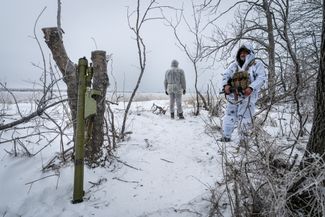 Украинские военные в карауле высматривают российские дроны в небе над передовой
