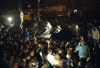 Снос памятника Феликсу Дзержинскому в Москве, 22 августа 1991 года. После поражения ГКЧП возле здания КГБ СССР собралась огромная толпа. По многочисленным свидетельствам, в КГБ опасались штурма, но депутаты Верховного совета РСФСР отговорили митингующих, чтобы избежать кровопролития.