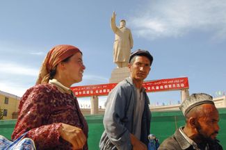 Uyghurs on People’s Square in Kashgar near a twenty-meter statue of Mao Zedong, August 16, 2009