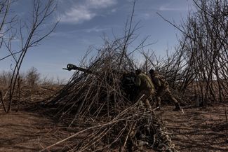 Украинские солдаты готовят к стрельбе гаубицу Д-30, 4 марта 2024 года