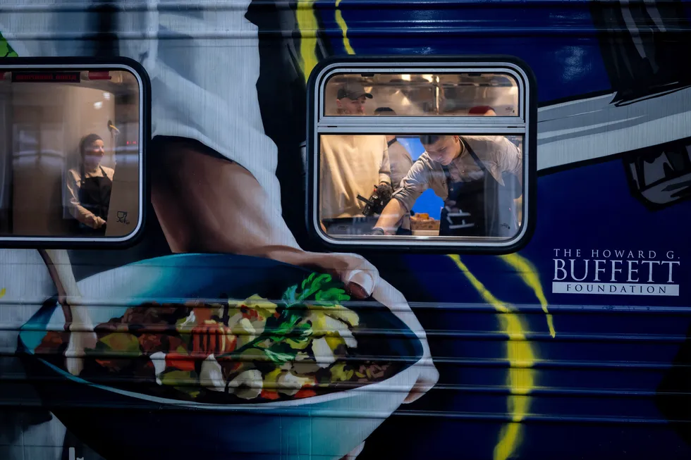 Работники в окне вагона поезда-кухни 