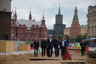 Мэр Москвы Сергей Собянин (в центре) и Петр Бирюков (второй справа) инспектируют ход работ по благоустройству Тверской улицы, 6 июня 2016 года
