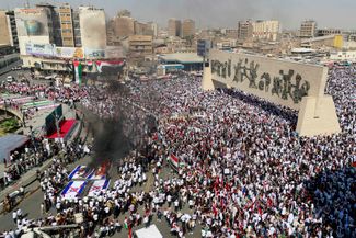 Протестующие сжигают флаги Израиля во время демонстрации на площади Тахрир в иракском Багдаде, 13 октября 2023 года. Премьер-министр Ирака Мухаммед ас-Судани на следующий день после атаки ХАМАС на Израиль провел переговоры с руководством нескольких арабских стран о поиске путей для деэскалации палестино-израильского конфликта. «Позиция арабских стран очевидна и заключается в поддержке палестинского дела и законных прав палестинского народа», — <a href="https://ria.ru/20231008/palestina-1901302762.html" rel="noopener noreferrer" target="_blank">сказал</a> РИА Новости пресс-секретарь иракского премьера Хишам ар-Рукаби