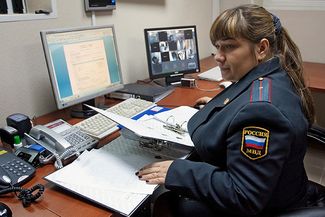 Сотрудница 24 отдела полиции УМВД России по Невскому району на рабочем месте. Санкт-Петербург, 15 февраля 2013 года