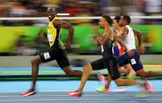 Усейн Болт во время полуфинального забега на Олимпиаде в Рио, 14 августа