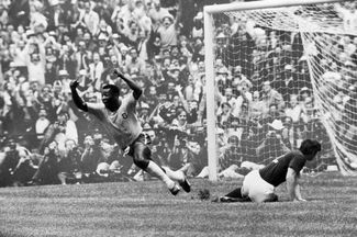Пеле забивает первый гол в ворота сборной Италии в финале ЧМ-1970 на стадионе «Ацтека» в Мехико, 21 июня 1970 года. Бразильцы выиграли матч со счетом 4:1.