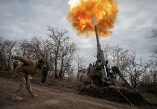 Украинские военные стреляют из самоходной артиллерийской установки 2С7 «Пион»
