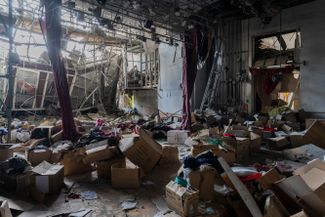 Коробки с гуманитарной помощью (одеждой) в разрушенном здании культурного центра в городе Дергачи к северу от Харькова