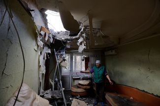 69-летняя Евгения Суворова в квартире, пострадавшей в результате обстрела. 