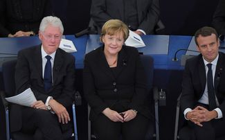 Бывший президент США Билл Клинтон, канцлер Германии Ангела Меркель и президент Франции Эммануэль Макрон на траурной церемонии