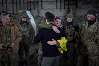 Зеленский обнимает украинскую военнослужащую на передовой под Бахмутом