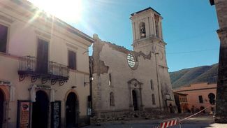 Кафедральный собор Санта-Мария Арджентеа (Santa Maria Argentea) в Норче уже разрушался землетрясениями. В XVIII веке именно в результате подземных толчков он лишился своей готической колокольни — позже ее перестроили в другом архитектурном стиле.