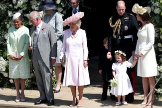 Слева направо: мать невесты Дория Рэгленд, отец жениха принц Уэльский Чарльз, его жена Камилла Паркер-Боулз, брат жениха принц Уильям с женой Кэтрин и детьми