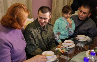 Вернувшийся в результате обмена пленными с Украиной мобилизованный из ДНР дома с семьей 