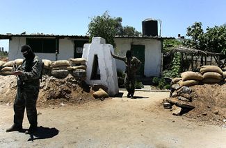 Боевики ХАМАС в захваченном ими штабе национальной безопасности, который до этого принадлежал движению ФАТХ и президенту Палестины Махмуду Аббасу. 12 июня 2007 года