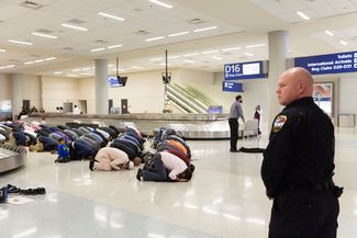 Молитва в аэропорту Далласа